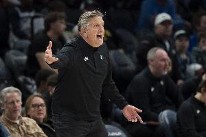 火箭也帮忙！芬奇：加时落后13分有些沮丧 但3分半钟在NBA足够长